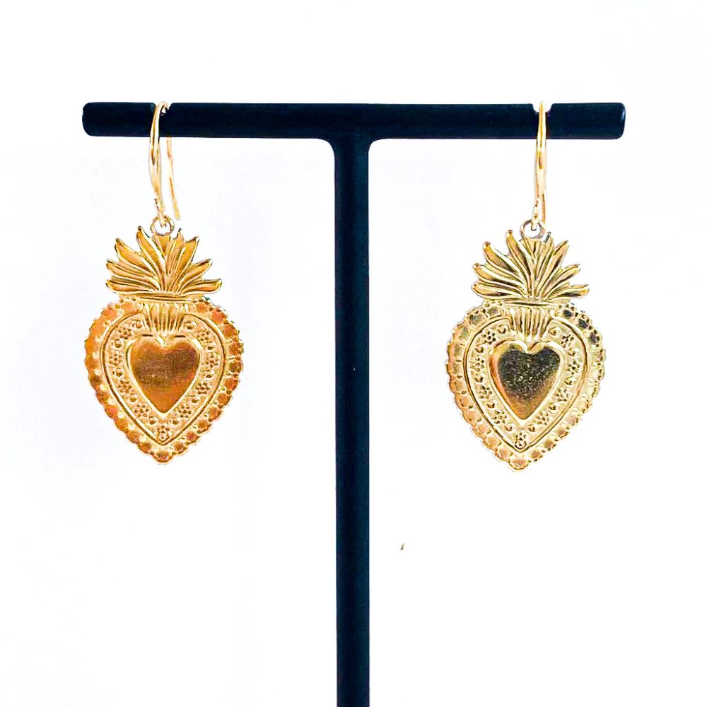 Les boucles d'oreilles exvoto en acier inoxydable captivent par leur élégance intemporelle, ornées de motifs délicats. Leur finition brillante souligne leur artisanat raffiné, ajoutant une touche de sophistication à toute tenue. Ces pièces exsudent une aura de mystère et de symbolisme, évoquant des significations profondes et personnelles pour celui qui les porte.