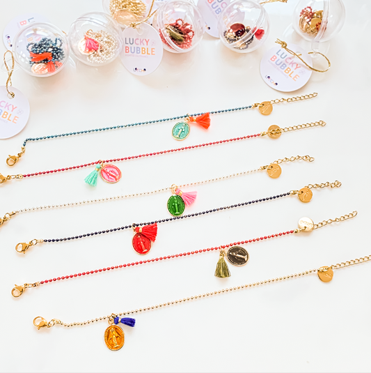 Les bracelets Bubble Mary sont de véritables éclats de fantaisie, présentés avec charme dans de petites bulles en Plexiglas. Disponibles dans une palette de 6 couleurs vibrantes - turquoise, rose, vert, jaune, noir et rouge - ces bracelets ajoutent une touche de couleur et de gaieté à toute tenue. Avec leur design ludique et leur large choix de couleurs, les bracelets Bubble Mary sont le cadeau parfait pour égayer le quotidien de vos proches et leur arracher un sourire sincère.