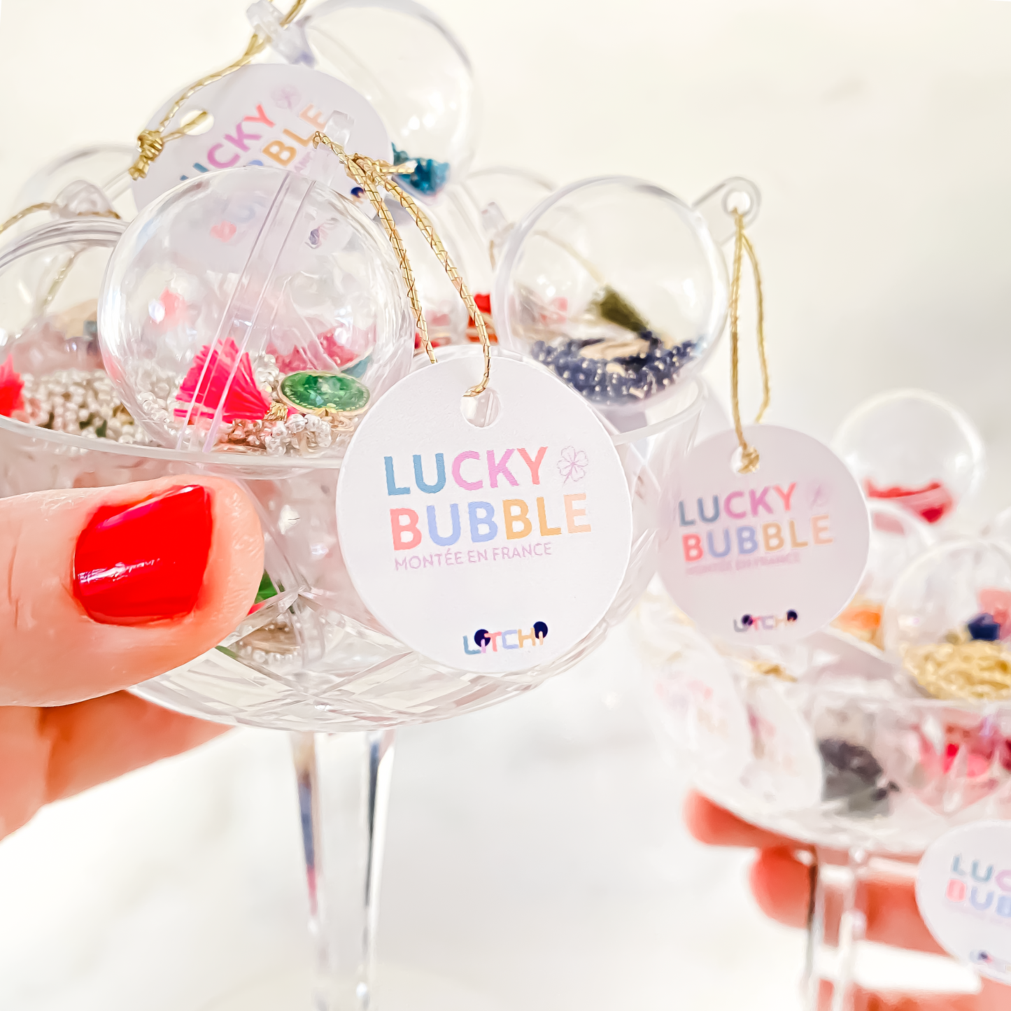 Les colliers longs Bubble Mary sont des pièces fantaisistes présentées avec élégance dans de petites bulles en Plexiglas. Disponibles dans une palette de six couleurs éclatantes - turquoise, rose, vert, jaune, noir et rouge - ces colliers ajoutent une touche de vivacité à n'importe quelle tenue. Avec leur design ludique et leur éclatant éventail de couleurs, les colliers Bubble Mary sont le cadeau parfait pour susciter un sourire et apporter de la joie à celui qui les reçoit.