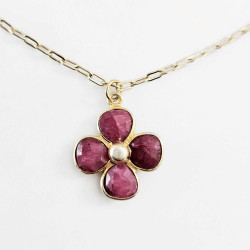 Collier trèfle précieux fushia