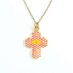 Collier croix perlée Rainbow Mary rose