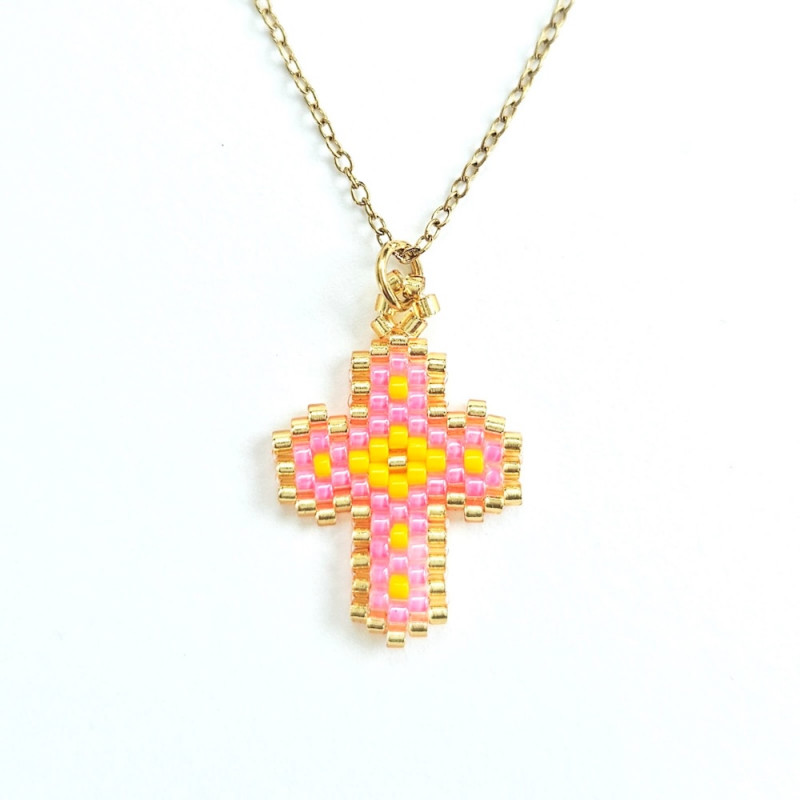 Collier croix perlée Rainbow Mary rose