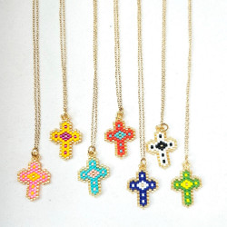 Collier croix perlée Rainbow Mary rose