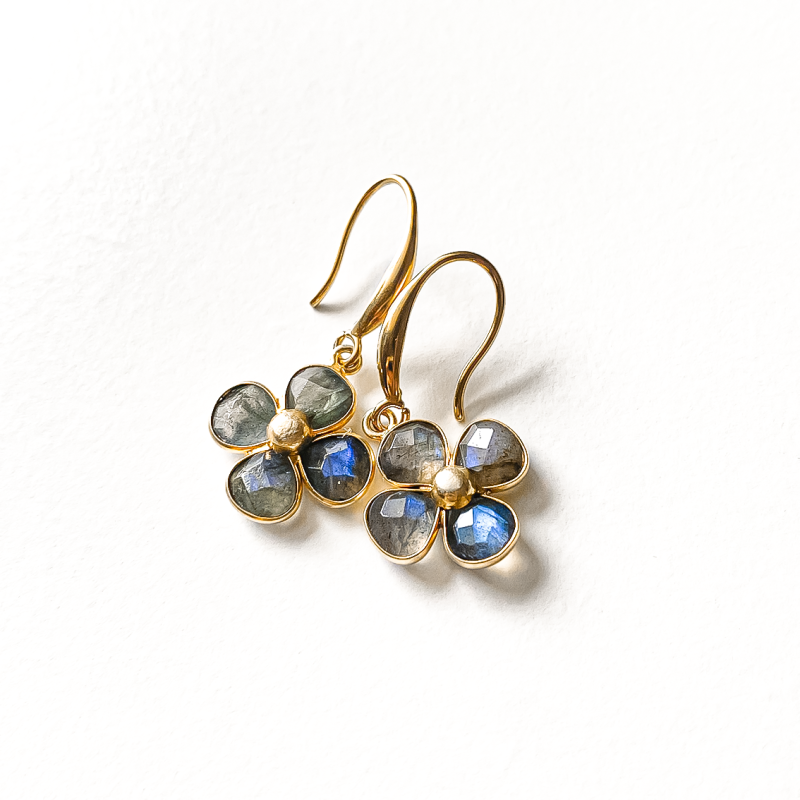 Boucles d'oreilles trèfle précieux gris