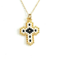 Collier croix perlée Rainbow Mary blanc