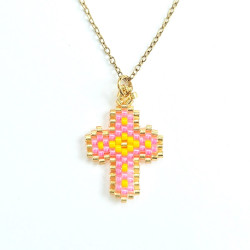 Collier croix perlée Rainbow Mary rose