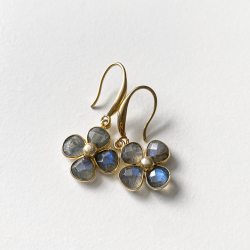 Boucles d'oreilles trèfle précieux gris