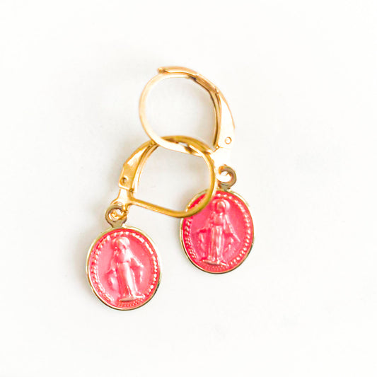 Sur fond blanc éclatant, deux boucles d'oreilles Mary Pink captivent le regard. Chaque boucle, délicate, arbore un éclat rosé. Les perles roses, comme des joyaux, ajoutent une touche d'élégance à l'ensemble. Un accessoire parfait pour une touche de glamour subtile et féminine.