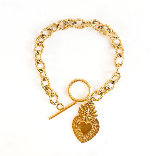 La photo présente un bracelet ex-voto en acier inoxydable, arborant un design élégant et moderne. Ses détails fins et sa finition brillante lui confèrent une allure sophistiquée. Un accessoire symbolique et stylé, parfait pour ajouter une touche de grâce à toute tenue.