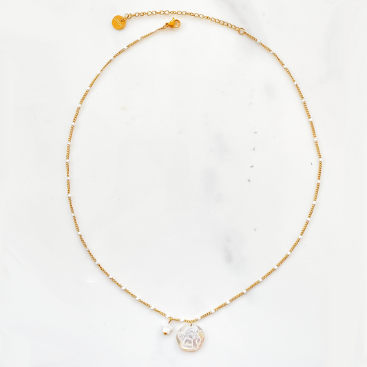 Une composition éblouissante se dévoile : un collier en acier inoxydable captivant, sublimé par un pendentif en nacre blanche délicatement ciselé, représentant l'ange de la Vierge Marie. L'éclat argenté de l'acier contraste harmonieusement avec la douceur nacrée du pendentif, créant une symbiose entre force et grâce, foi et élégance. C'est une pièce qui semble porter en elle une aura de protection et de spiritualité, captivant le regard et l'âme.