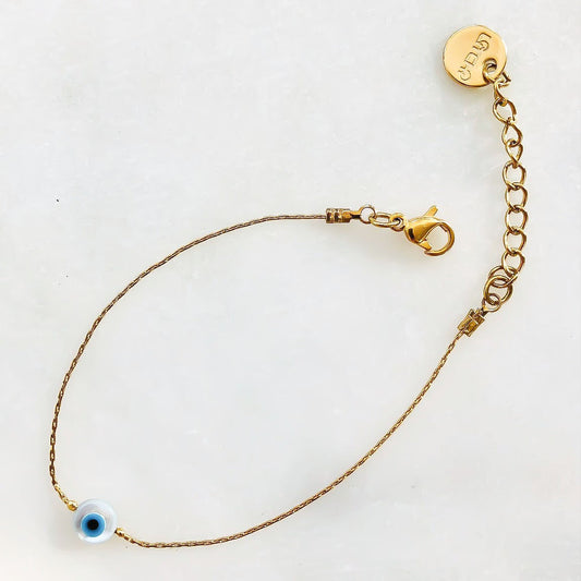 Un bracelet en acier inoxydable robuste et élégant, agrémenté d'un pendentif en forme d'œil, évoquant la vigilance et la protection.